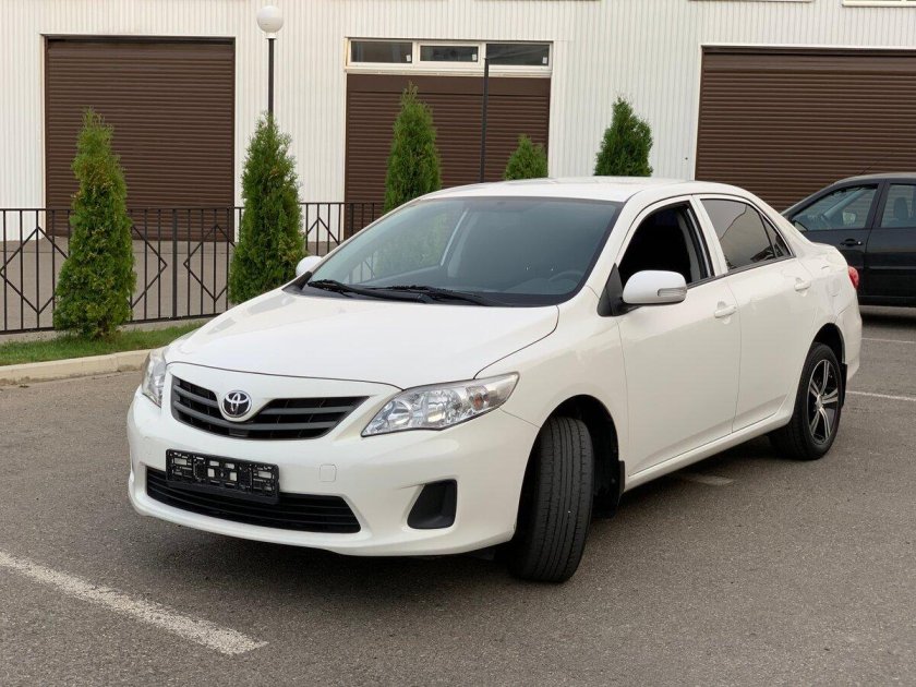 Белый Toyota Corolla 2012