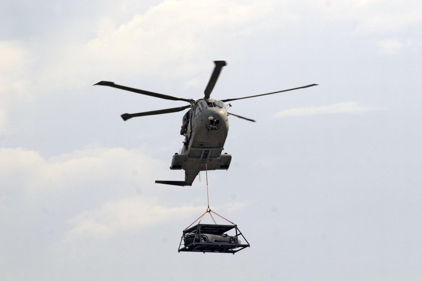 Вертолет с тросом