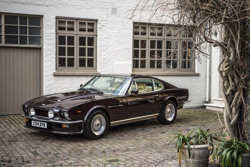 Aston martin v8 vantage 1970
