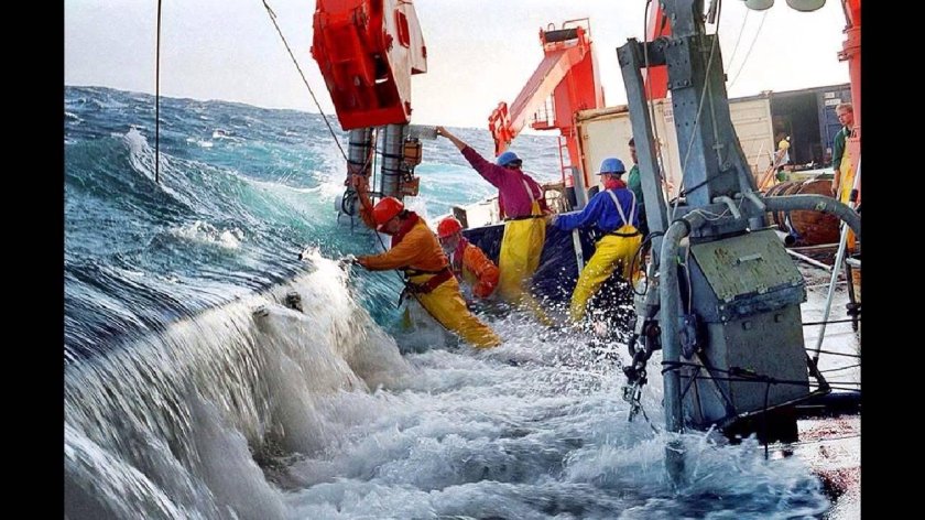 Судно в шторм