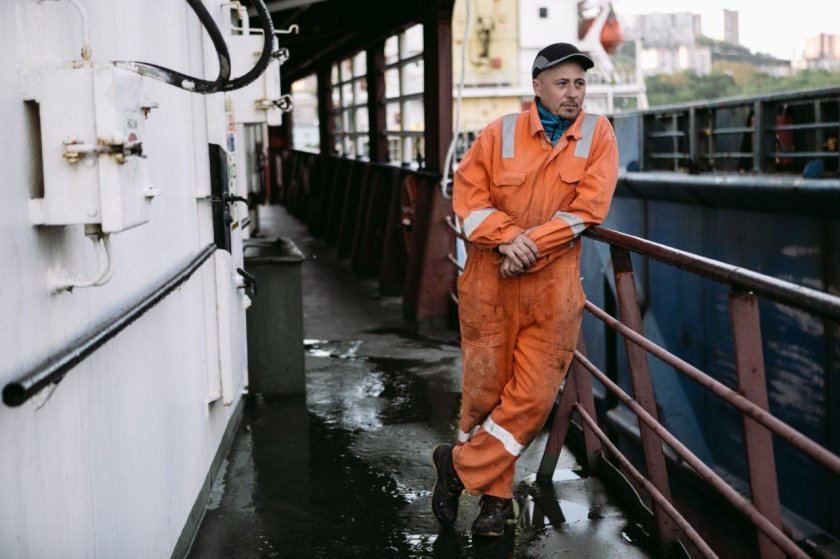 Довольный китайский рабочий