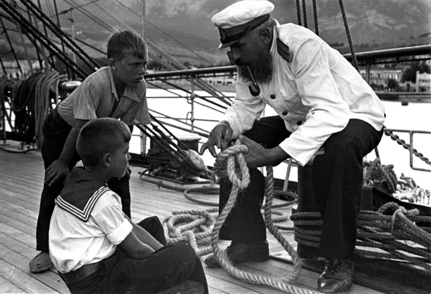 Матросы на корабле