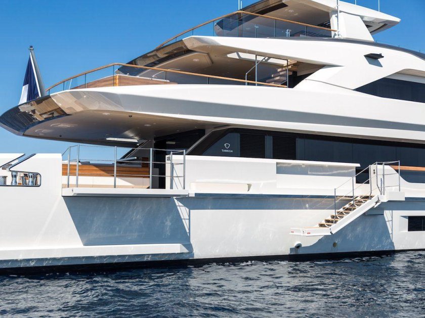 Бежевая яхта