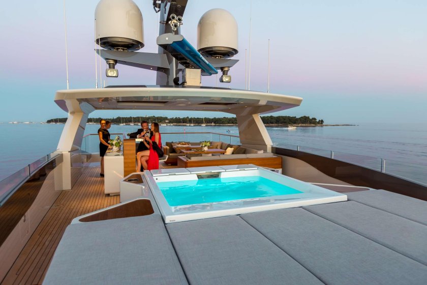 Яхта Олокун