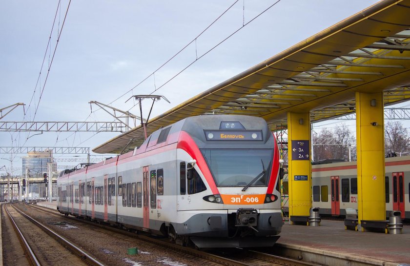 Пригородный поезд