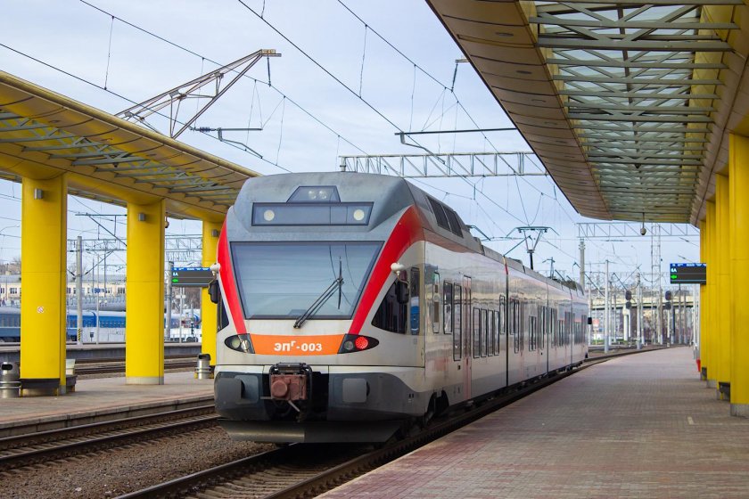 Пригородный поезд