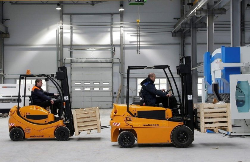 Погрузчик на складе