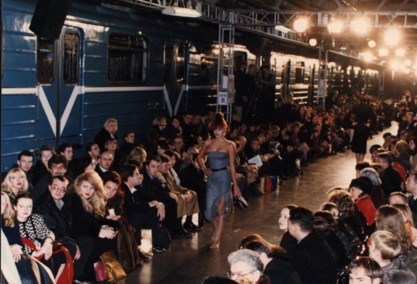 Показ Givenchy в Московском метро 1997