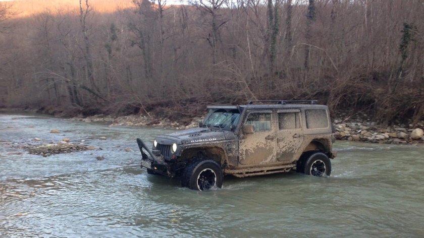 Джип в реке