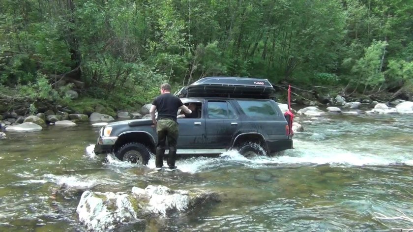 Машина преодолевает брод