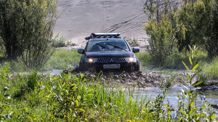 Митсубиси Паджеро через ручей