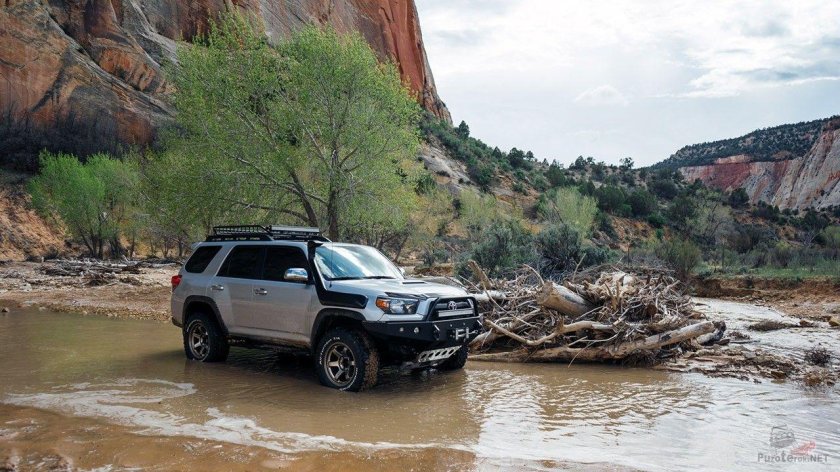 Горы и река джип