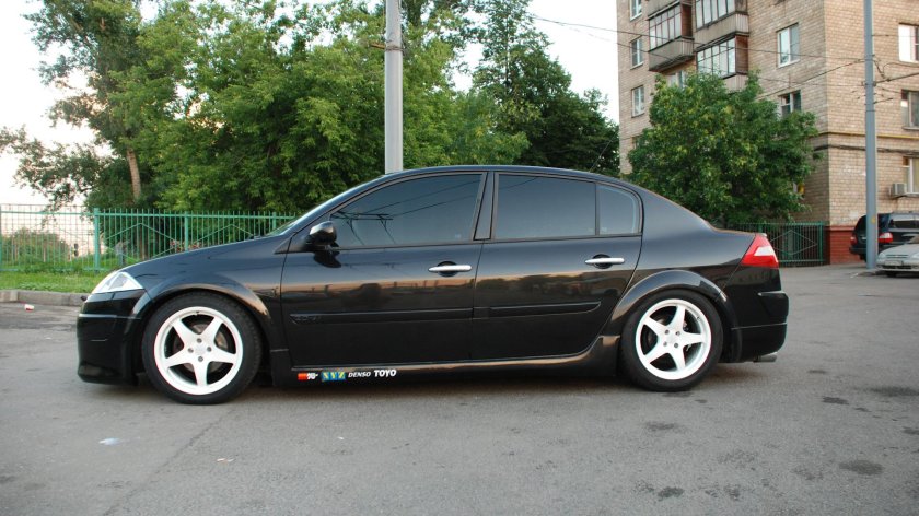 Рено Меган 2 черный на дисках