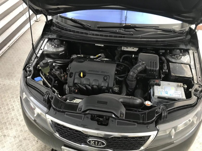 Моторный отсек Kia Cerato