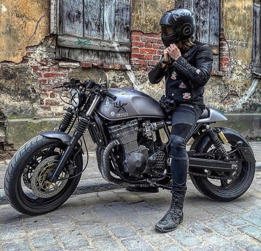 Cafe Racer brat