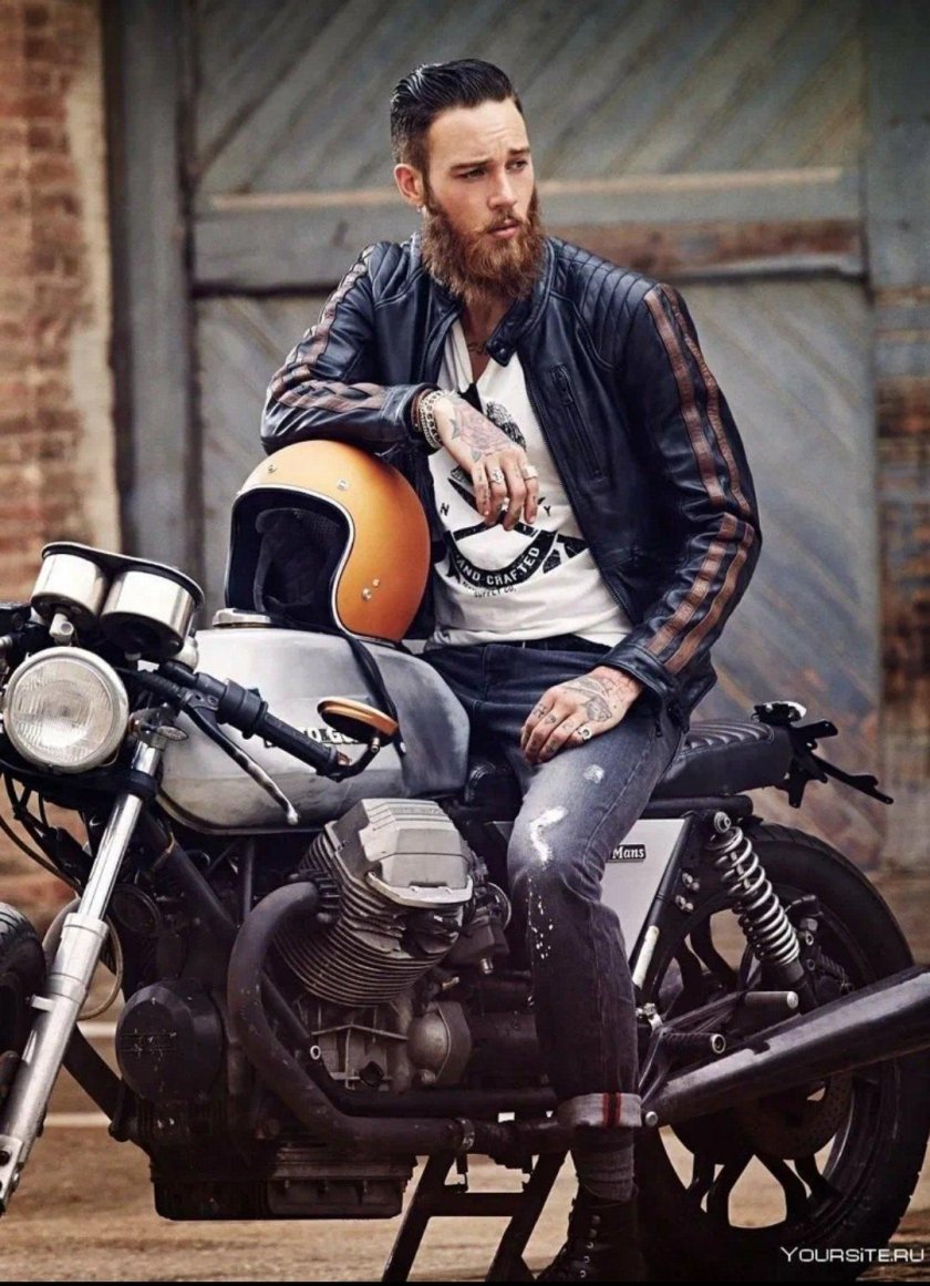 Мужчина на мотоцикле