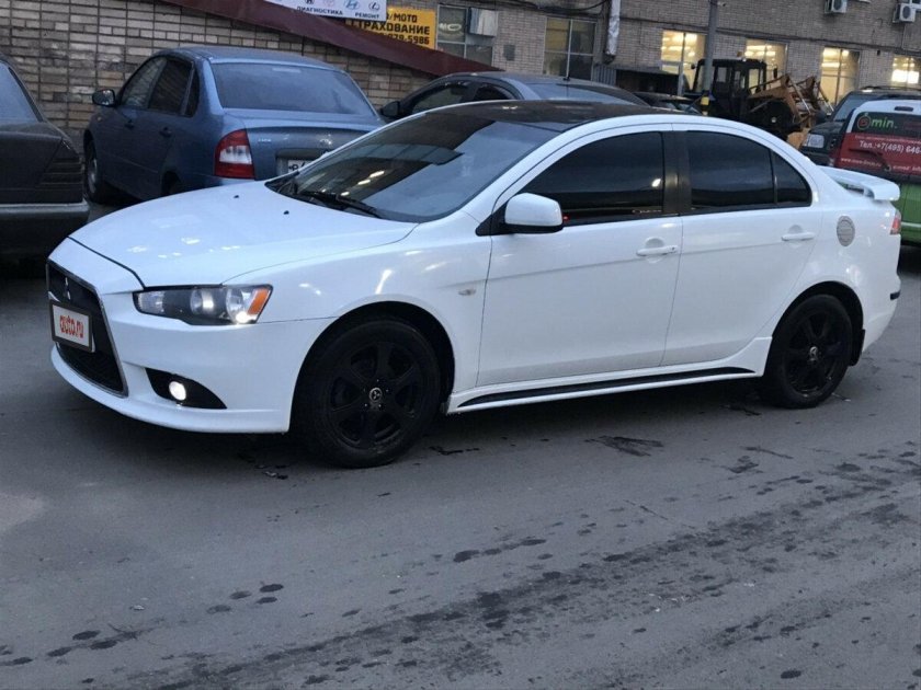 Митсубиси лансер белый