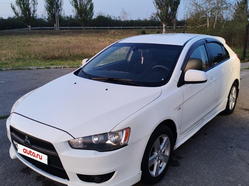 Белый митсубиси лансер 2012