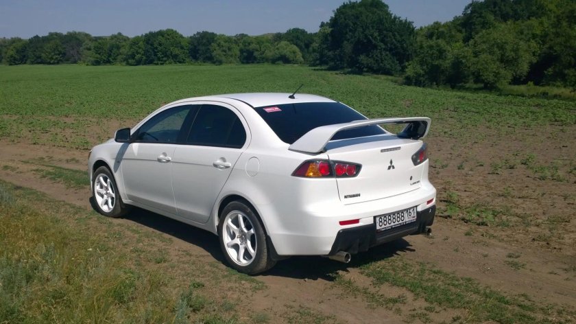 Mitsubishi Lancer белый