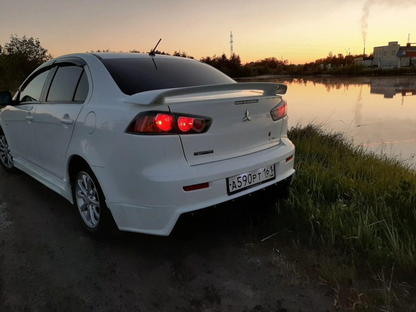 Mitsubishi Lancer 10 White