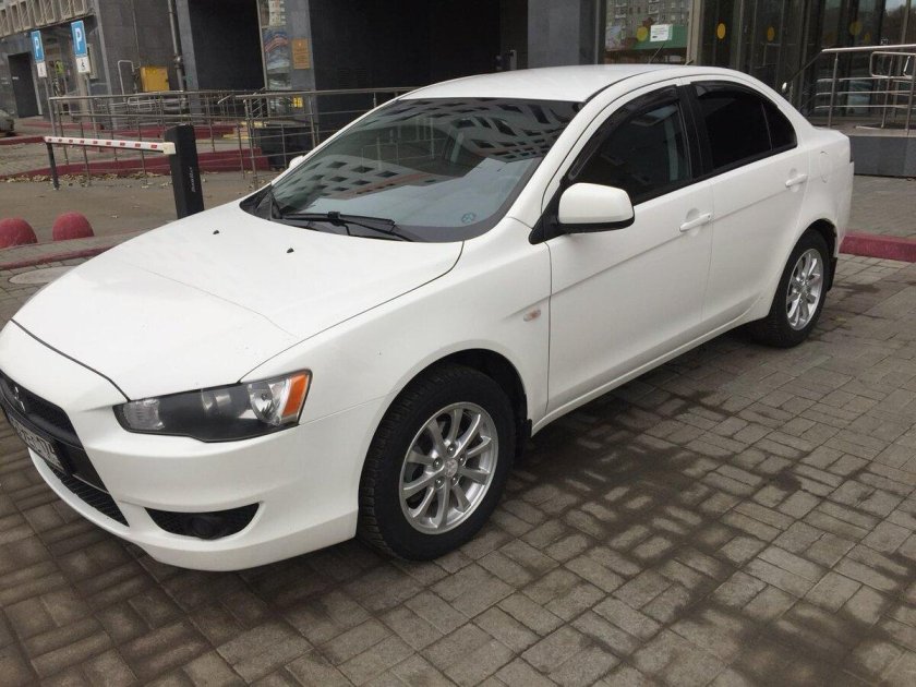 Mitsubishi Lancer x 2010 белый