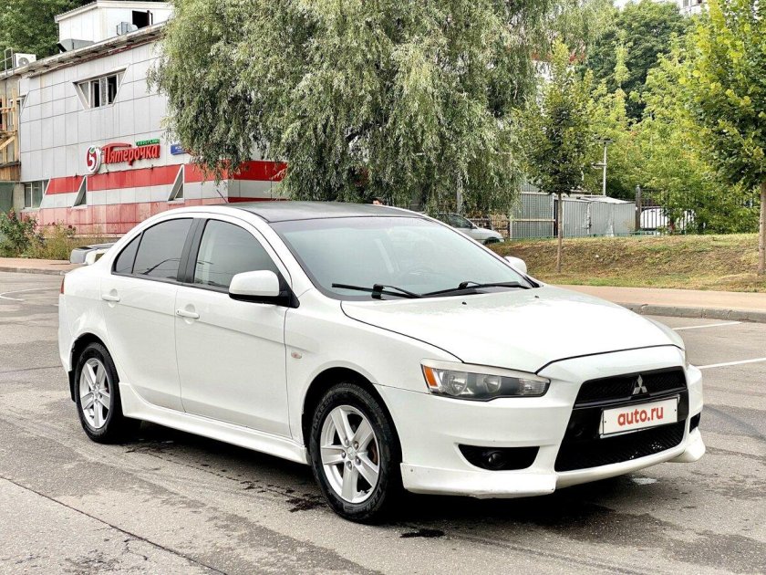 Белый Митсубиси седан
