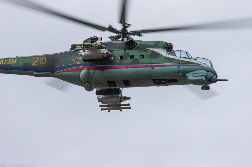 Красно зеленый вертолет