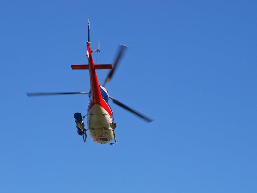 Белый вертолет с красным крестом