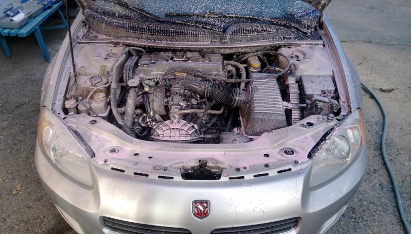 Dodge Stratus подкапотное пространство