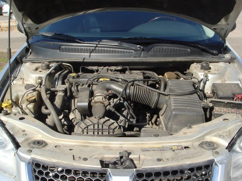 Додж Стратус 2.4 подкапотное