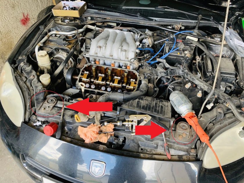 Dodge Stratus подкапотное пространство