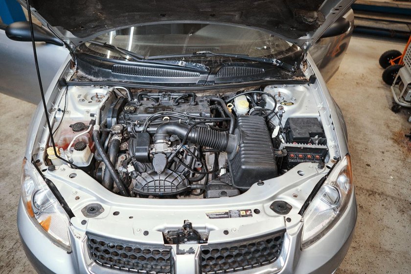 Додж Стратус подкапотное пространство