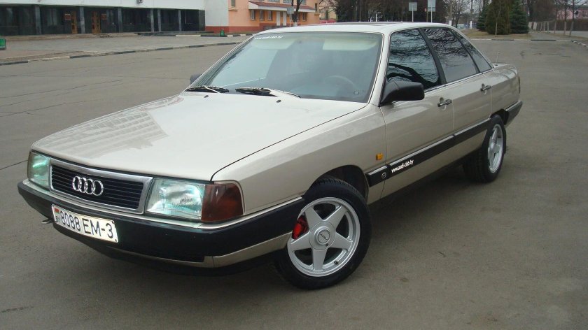 Ауди 100 серый