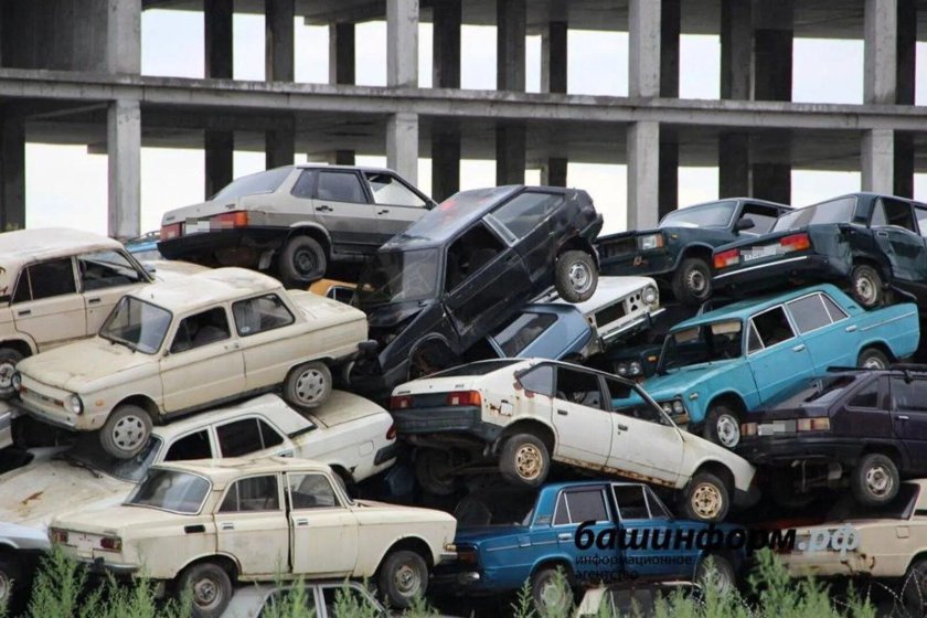 Стоянка заброшенных машин