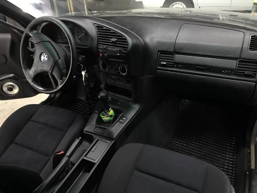 БМВ е36 салон