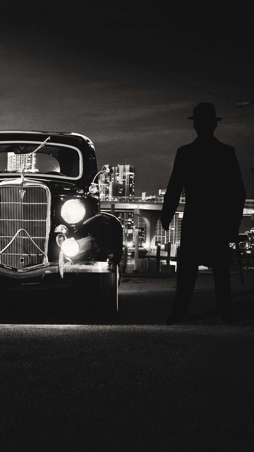 Гангстеры и автомобиль ретро