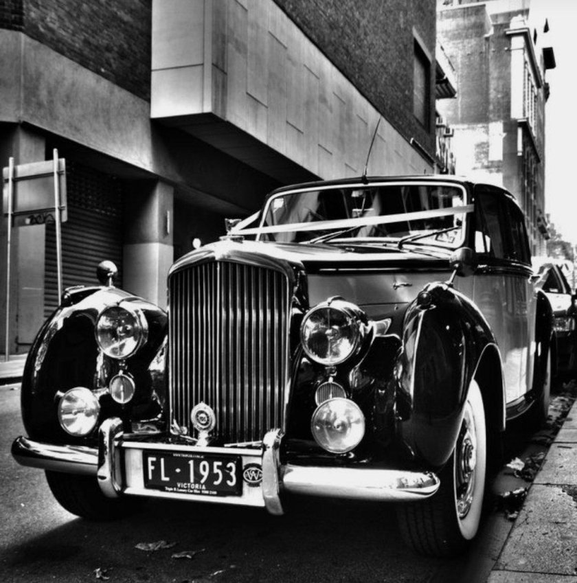 Черный ретро автомобиль