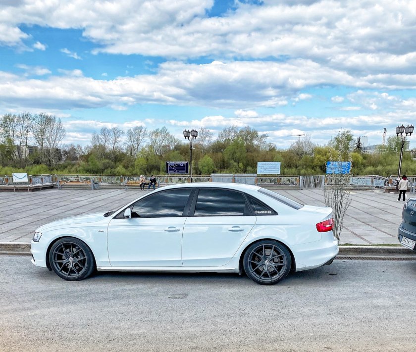 Заниженная Ауди а4 б8 на r18