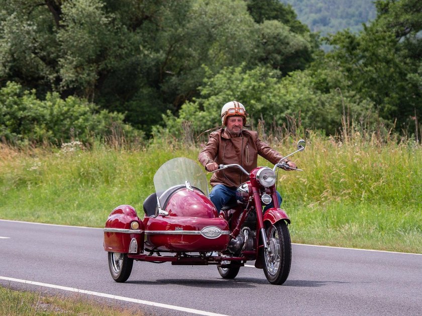 Ява с коляской