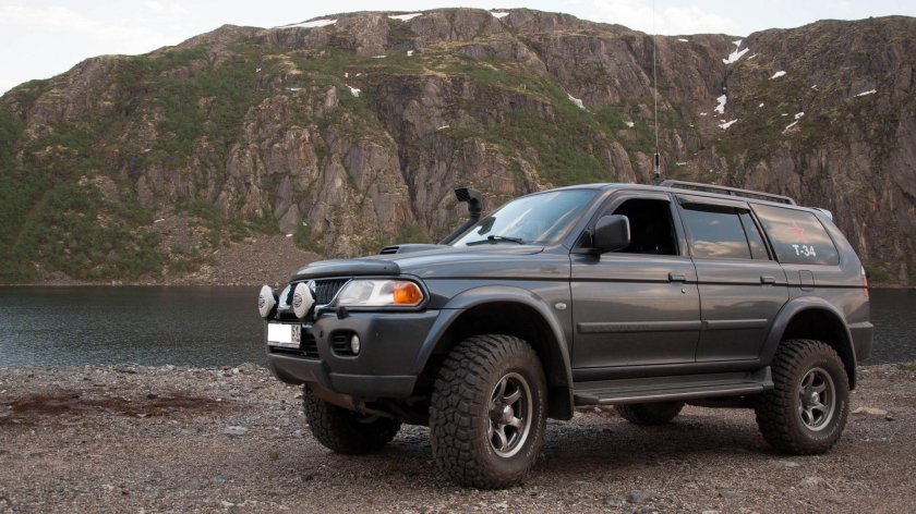 Внедорожник Митсубиси Монтеро спорт