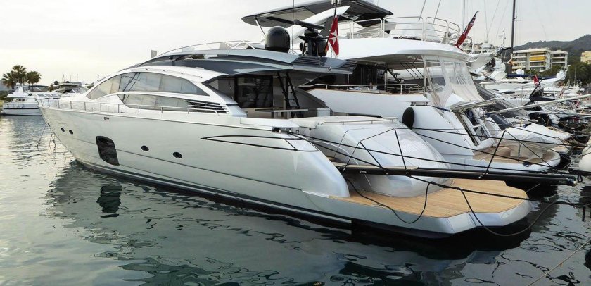 Яхта моторная першинг115