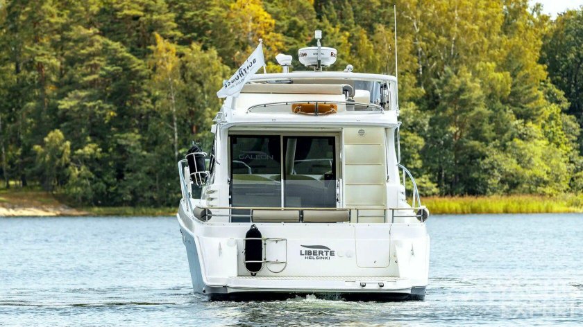 Моторная яхта