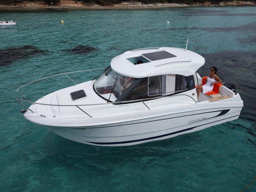 Катер Beneteau Antares 6.80