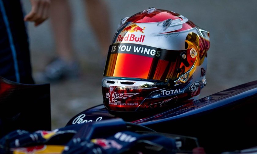 Гоночный шлем ред Булл