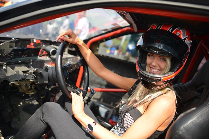 Гоночные машины с девушками