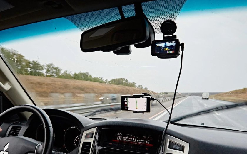 Видеорегистратор на лобовом