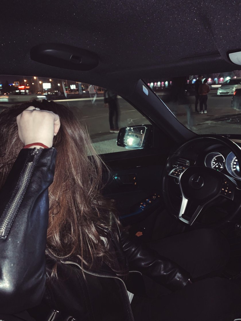 Девушка в машине за рулем без лица