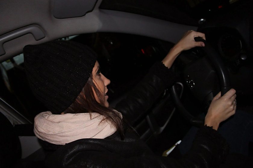 Брюнетка в машине без лица