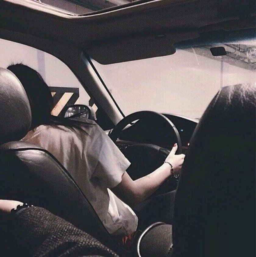 Девушка в машине без лица