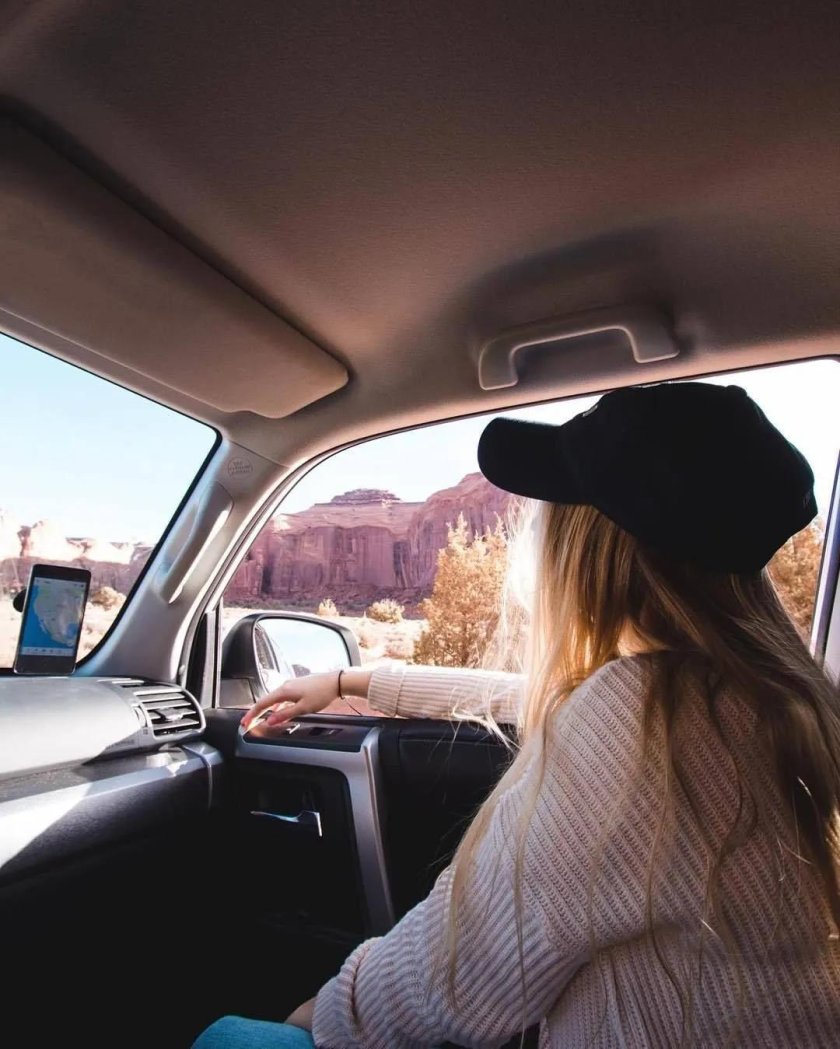 Девушка в машине без лица